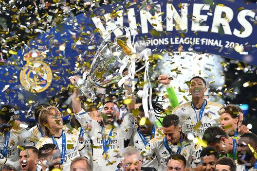 Londra, Inghilterra - 1° giugno 2024: Carvajal alza la Champions League vinta col Real contro il Borussia Dortmund. (Foto di Justin Setterfield/Getty Images) Real Madrid, Carvajal: “La mia carriera sportiva sta per finire”- immagine 2