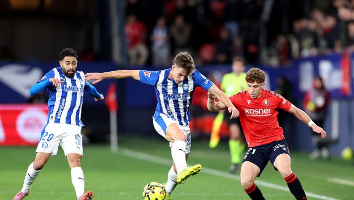 PAMPLONA, SPAIN - DECEMBER 20: Calebe of Deportivo Alaves is put under pressure by Victor Munoz of CA Osasuna during the LaLiga EA Sports match between CA Osasuna and Deportivo Alaves at Estadio El Sadar on December 20, 2025 in Pamplona, Spain. (Photo by Ion Alcoba Beitia/Getty Images) Deportivo Alavés-Osasuna, il rendimento dei due club quando giocano rispettivamente in casa ed in trasferta - immagine 1