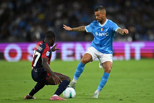 NAPLES, ITALY - AUGUST 30: Leonardo Spinazzola of SSC Napoli battles for possession with Zito Luvumbo of Cagliari Calcio during the Serie A match between SSC Napoli and Cagliari Calcio at Stadio Diego Armando Maradona on August 30, 2025 in Naples, Italy. (Photo by Francesco Pecoraro/Getty Images)
