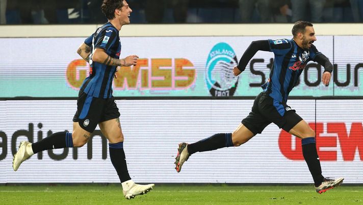 BERGAMO, ITALY - OCTOBER 30: Davide Zappacosta (R) of Atalanta BC celebrates with his team-mate Nicolo’ Zaniolo (L) after scoring their team's secon goal during the Serie A match between Atalanta BC and AC Monza at Gewiss Stadium on October 30, 2024 in Bergamo, Italy. (Photo by Marco Luzzani/Getty Images) La Dea vola con i nuovi entrati, Monza battuto 2-0: superata la Juventus - immagine 1
