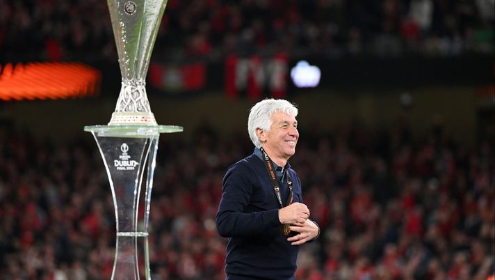 DUBLIN, IRELAND - MAY 22: Gian Piero Gasperini, Head Coach of Atalanta BC, walks past the UEFA Europa League Trophy after collecting his winners medal after defeating Bayer 04 Leverkusen during the UEFA Europa League 2023/24 final match between Atalanta BC and Bayer 04 Leverkusen at Dublin Arena on May 22, 2024 in Dublin, Ireland. (Photo by Michael Regan/Getty Images) Gasperini, Ranieri mette fretta ai Friedkin. Rischio di un rilancio della Juve - immagine 1