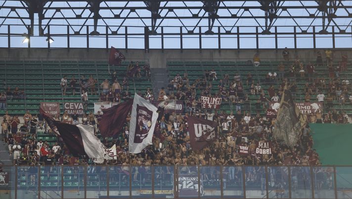 MILAN, ITALY - AUGUST 17: Fans of Torino FC cheer on the team during the Serie A TIM match between AC Milan and Torino FC at Stadio Giuseppe Meazza on August 17, 2024 in Milan, Italy. Photo: Nderim Kaceli Milan-Torino, biglietti disponibili dalle 12 di domani: tutte le info - immagine 1