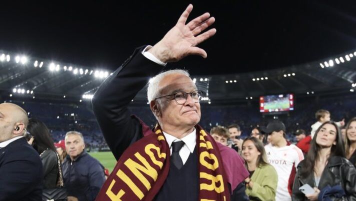 ROME, ITALY - MAY 18: Claudio Ranieri, Head Coach of AS Roma, acknowledges the fans after the team's victory in the Serie A match between AS Roma and AC Milan at Stadio Olimpico on May 18, 2025 in Rome, Italy. (Photo by Paolo Bruno/Getty Images) Ranieri: “Potrei restare ma c’è bisogno di altro! Saelemaekers, Paredes e la Champions…” - immagine 1
