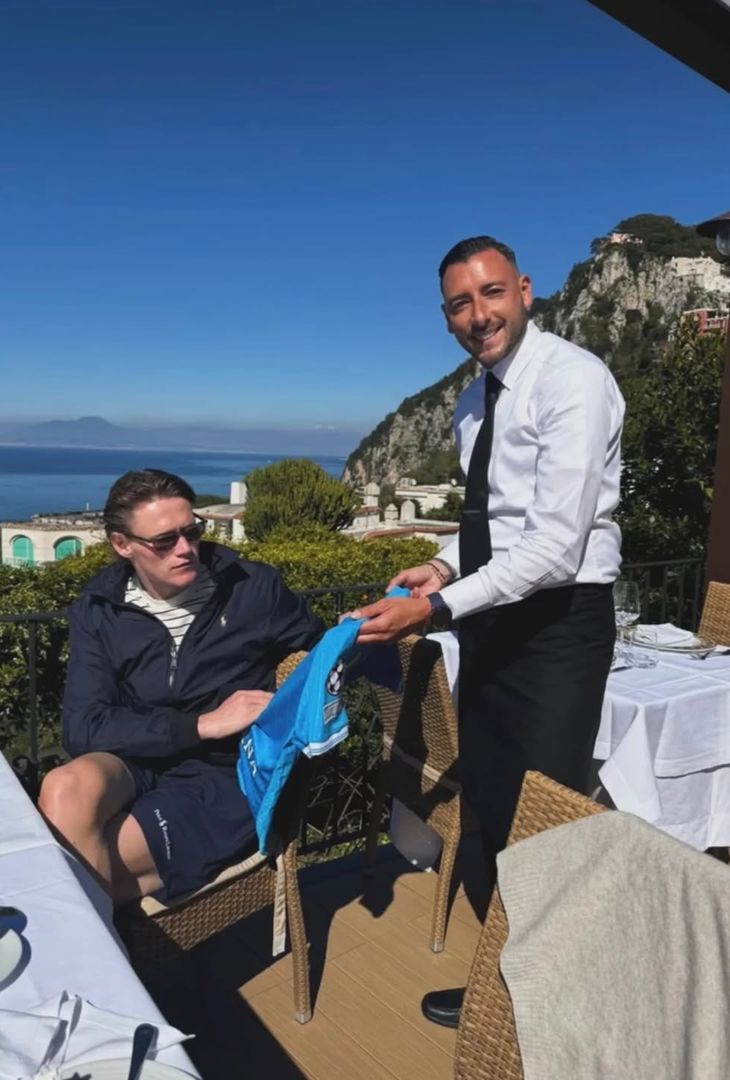Scott McTominay è stato ospite al Panorama Capri con la compagna Cam Reading