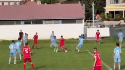 VIDEO / Vukoje, talento dal piede delicato: il gol col tiro a giro sotto l’incrocio