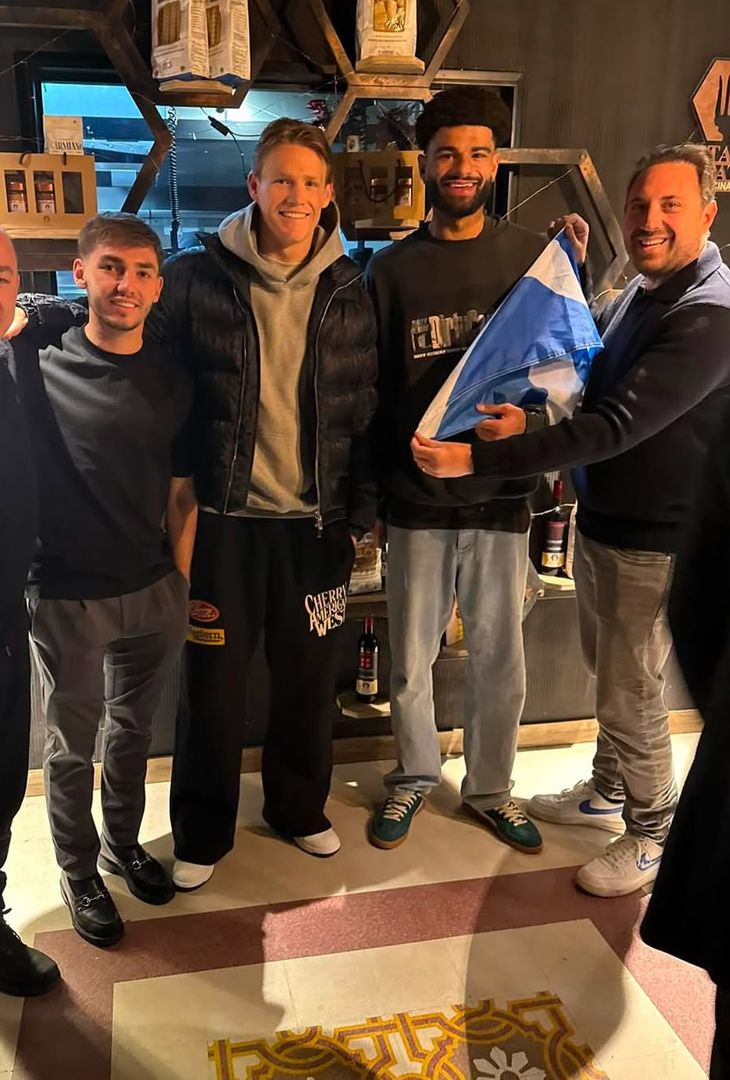 I giocatori azzurri e Conte beccati in giro per la città: la FOTOGALLERY - immagine 5