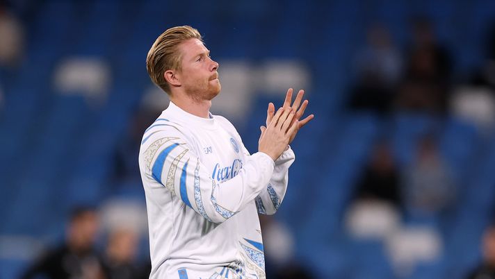 MANCHESTER, ENGLAND - SEPTEMBER 18: Kevin De Bruyne of Napoli applauds the fans as he warms up prior to the UEFA Champions League 2025/26 League Phase MD1 match between Manchester City and SSC Napoli at City of Manchester Stadium on September 18, 2025 in Manchester, England. (Photo by Ryan Pierse/Getty Images) Bonanni: “Togliere De Bruyne scelta coraggiosa. Ecco cosa mi ha convinto del Napoli” - immagine 1