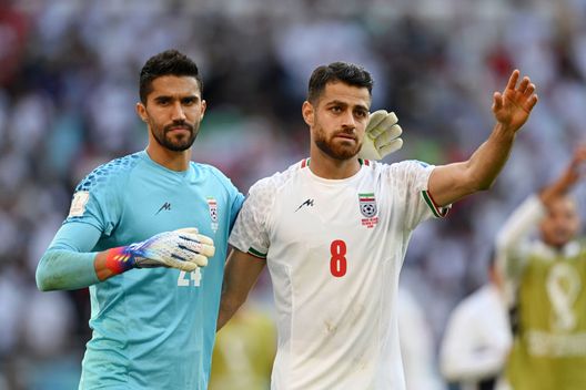 Iran, giocatore squalificato per aver abbracciato tifosa entrata in campo- immagine 6