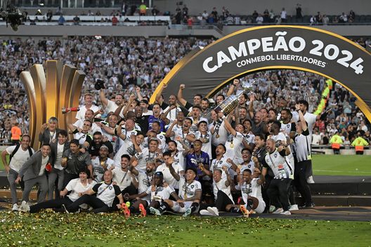 Buenos Aires, Argentina - 30 novembre 2024: Giocatori del Botafogo col trofeo della Copa Libertadores. (Foto di Marcelo Endelli/Getty Images) Psg-Botafogo, dove vedere la partita in diretta tv e streaming live- immagine 3