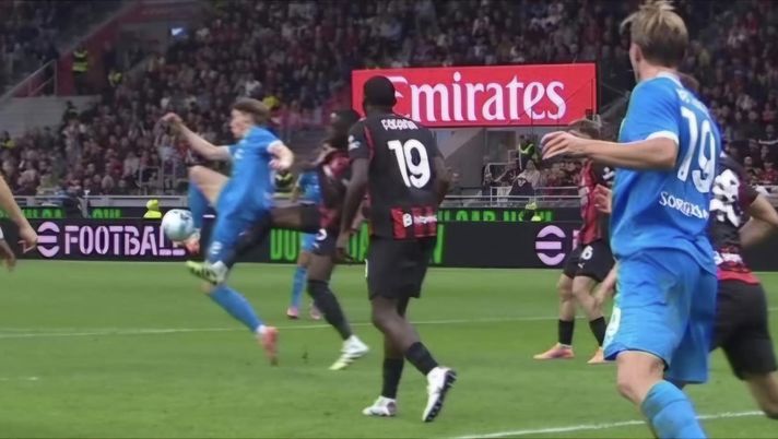 Tomori e McTominay: non è mai calcio di rigore Tomori McTominay