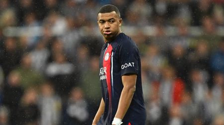 NEWCASTLE UPON TYNE, ENGLAND - OCTOBER 04: Kylian Mbappe of Paris Saint-Germain looks dejected during the UEFA Champions League match between Newcastle United FC and Paris Saint-Germain at St. James Park on October 04, 2023 in Newcastle upon Tyne, England. (Photo by Michael Regan/Getty Images)