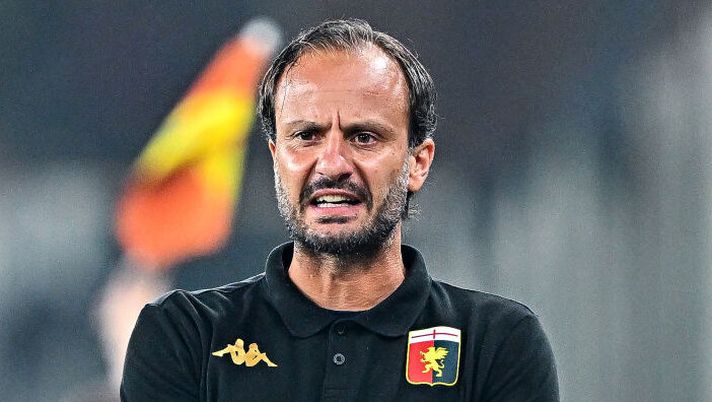 GENOA, ITALY - AUGUST 9: Alberto Gilardino, head coach of Genoa, looks on during the Coppa Italia match between Genoa CFC and Reggiana at Stadio Luigi Ferraris on August 9, 2024 in Genoa, Italy. (Photo by Simone Arveda/Getty Images) Gilardino: “Norton-Cuffy e altri 4 out! Vitinha, Messias, Vasquez, Pinamonti e rispondo su Gollini” - immagine 1
