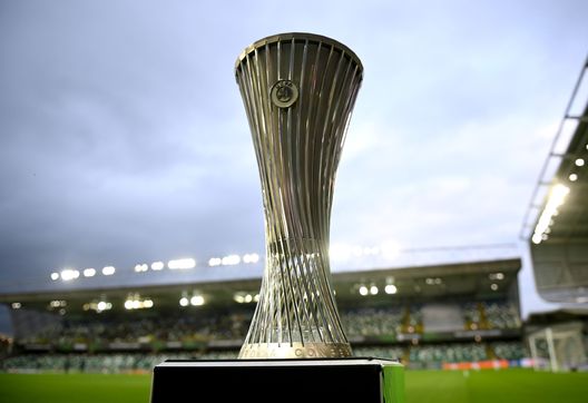 Trofeo della UEFA Conference League. (Foto di Charles McQuillan/Getty Images) Betis Chelsea tifosi