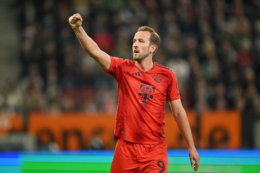 Kane al Bayern Monaco. (Foto di Sebastian Widmann/Getty Images) Kane, un calcio alla maledizione: ecco il primo trofeo con il Bayern Monaco- immagine 2