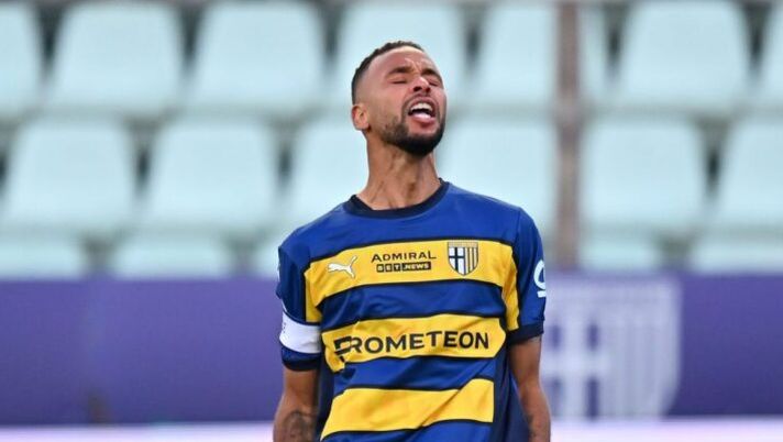 PARMA, ITALY - DECEMBER 28: Hernani Jr of Parma calcio celebrates with teammtes after scoring the team's first goal during the Serie A match between Parma and Monza at Stadio Ennio Tardini on December 28, 2024 in Parma, Italy. (Photo by Alessandro Sabattini/Getty Images) Parma, gol e problema fisico per Hernani: cambio forzato contro il Monza. I dettagli - immagine 1
