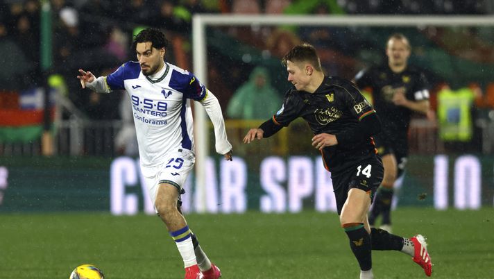 VENICE, ITALY - JANUARY 27: Hans Nicolussi caviglia of Venezia competes for the ball with Suat Serdar of Verona during the Serie A match between Venezia and Verona at Stadio Pier Luigi Penzo on January 27, 2025 in Venice, Italy. (Photo by Maurizio Lagana/Getty Images) Serdar: “Avremmo meritato i tre punti” - immagine 1