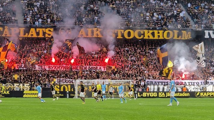 Svezia, follia in AIK Solna-Malmö: striscioni in fiamme e risse sugli spalti tra ultras - immagine 1