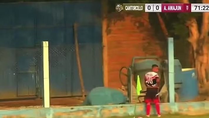 Perù, giocatore urina a bordo campo... e l'arbitro lo espelle