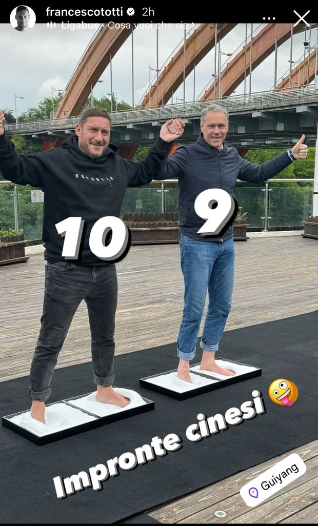 Totti, continua il tour in Cina: calco ai piedi insieme a Van Basten- immagine 2