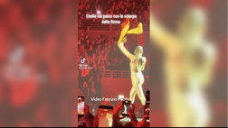 Elodie scatenata in concerto: canta e balla con la sciarpa della Roma