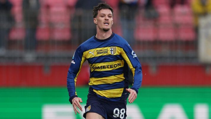 MONZA, ITALY - MARCH 15: Dennis Man of Parma runs with the ball during the Serie A match between Monza and Parma at U-Power Stadium on March 15, 2025 in Monza, Italy. (Photo by Francesco Scaccianoce/Getty Images) I voti al fantacalcio: la scelta su Man, Strefezza, Sanchez, Coman, Paz, Cutrone, Solet, Bonny… - immagine 1