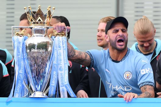 Manchester, Inghilterra - 26 maggio 2024: Kyle Walker col trofeo della Premier League. (Foto di Ben Roberts Photo/Getty Images) Kyle Walker: “Darei una mia Premier con City per l’Europa League col Tottenham”- immagine 2