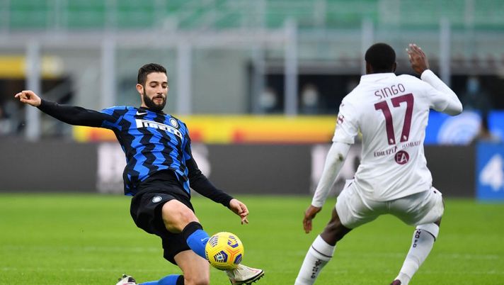 MILAN, ITALY - NOVEMBER 22: Roberto Gagliardini of Inter Milan(L) looks to control the ball under pressure from Wilfried Singo of Torino during the Serie A match between FC Internazionale and Torino FC at Stadio Giuseppe Meazza on November 22, 2020 in Milan, Italy. Sporting stadiums around Italy remain under strict restrictions due to the Coronavirus Pandemic as Government social distancing laws prohibit fans inside venues resulting in games being played behind closed doors. (Photo by Valerio Pennicino/Getty Images) Inter, oggi la ripresa. E Gagliardini avvisa: “Nessuno ci ha messo in grossa difficoltà” - immagine 1