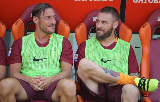 Francesco Totti e Daniele De Rossi in panchina nel 2016 nel match tra Roma e Udinese (Foto di Paolo Bruno/Getty Images) Totti De Rossi