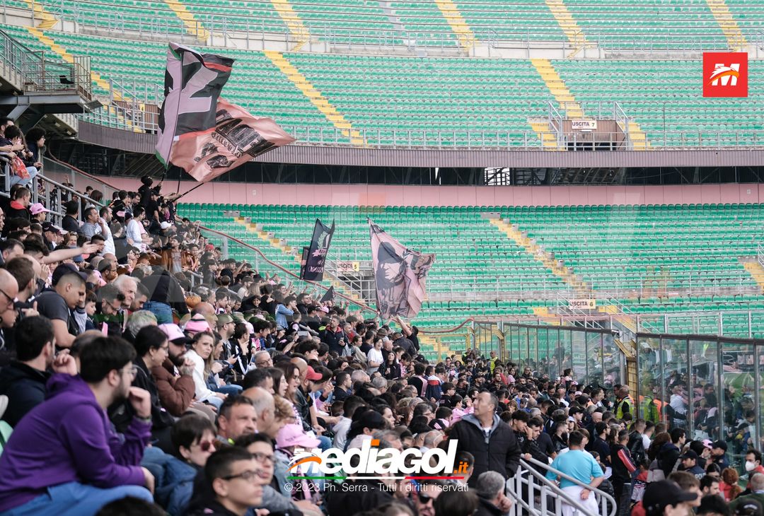 FOTO PALERMO, verso il Cagliari: la carica dei tifosi al “Barbera” (GALLERY) - immagine 15