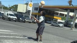 Argentina, c’è il sosia di Maradona! Show con palleggi in strada