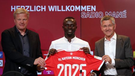 MUNICH, GERMANY - JUNE 22: Sadio Mane (C) is presented as new player of FC Bayern Munchen by members of the board Oliver Kahn (L) and Herbert Hainer (R) at Allianz Arena on June 22, 2022 in Munich, Germany. (Photo by Johannes Simon/Getty Images)