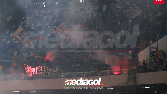 Napoli-Palermo, tensione sugli spalti: fumogeni e petardi in campo - immagine 1