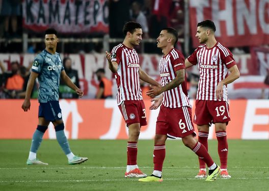 PIRAEUS, GREECE - MAY 09: Santiago Hezze, Chiquinho and Giorgos Masouras of Olympiakos celebrate after Ayoub El Kaabi of Olympiakos (not pictured) scores his team's second goal during the UEFA Europa Conference League 2023/24 Semi-Final second leg match between Olympiacos FC and Aston Villa at Stadio Georgios Karaiskakis on May 09, 2024 in Piraeus, Greece. (Photo by Milos Bicanski/Getty Images) Hezze, “questione di famiglia”: lo zio ex Fiorentina e l’incrocio con Batistuta- immagine 2