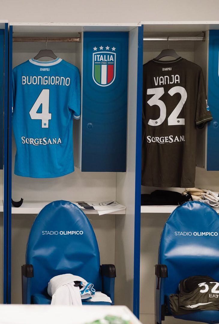 Sale l'attesa per il fischio d'inizio, fissato per le 20:45 odierne, di Roma-Napoli, gara valevole per la 13ª giornata del campionato 2025/26 di Serie A. Per l'occasione, la squadra di Antonio Conte, come dimostra il seguente post pubblicato dalla società partenopea sul proprio account Instagram, scenderà in campo con indosso la maglia azzurra. Spunta, inoltre, un indizio per l'undici titolare ospite: tra le foto compaiono le maglie di David Neres e Noa Lang. È quasi certo, dunque, che a scendere in campo stasera sulle fasce siano l'olandese e il brasiliano (ancora una volta, a discapito di Matteo Politano).