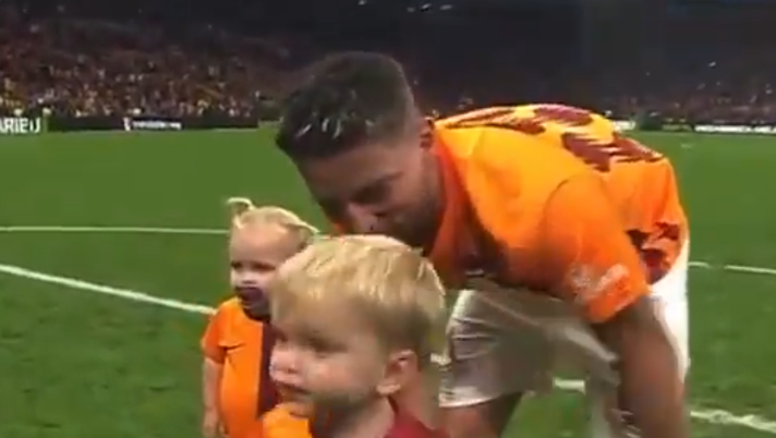 VIDEO Mertens in compagnia di un nuovo capo ultrà: è il piccolo Ciro! VIDEO Mertens in compagnia di un nuovo capo ultrà: è il piccolo Ciro! - immagine 1