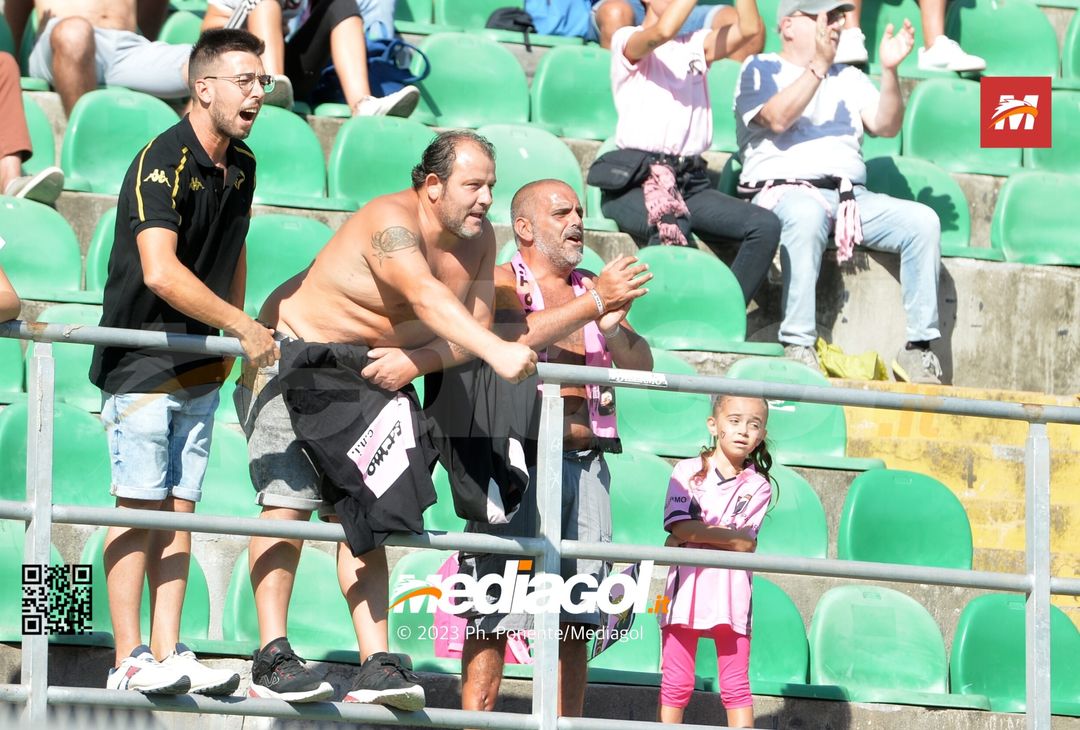 FOTOTIFO Palermo-Sudtirol 2-1, gli scatti ai tifosi al “Renzo Barbera” (GALLERY) - immagine 45