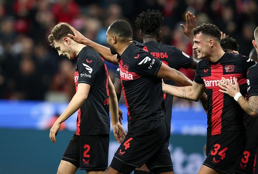 Josip Stanisic del Bayer Leverkusen festeggia mentre segna il goal 1:0 con Jonathan Tah del Bayer Leverkusen e Granit Xhaka del Bayer Leverkusen durante la partita della Bundesliga tra Bayer 04 Leverkusen e FC Bayern München alla BayArena il 10 febbraio 2024 a Leverkusen ESCLUSIVA Xhaka-Milan: il Bayer apre, ma serve il rilancio. I dettagli- immagine 3
