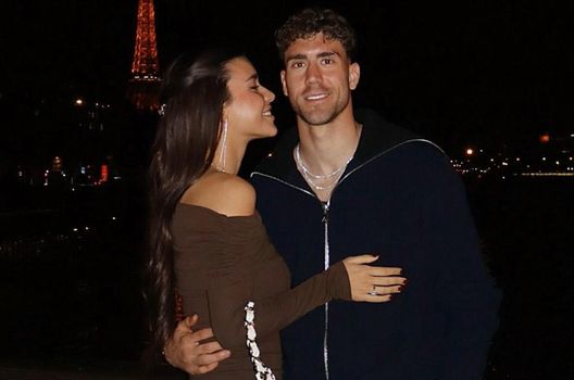 Dusan Vlahovic esce allo scoperto e presenta la sua fidanzata sui social: le immagini a Parigi - immagine 1