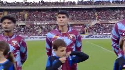 VIDEO / Torino-Inter 0-3, il bimbo con la maglia dell’Inter bacia quella del Toro