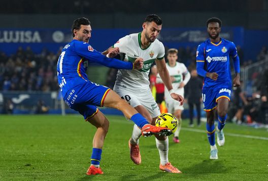 GETAFE, SPAIN - NOVEMBER 28: Juan Iglesias of Getafe CF challenges Rafa Mir of Elche CF during the LaLiga EA Sports match between Getafe CF and Elche CF at Coliseum Alfonso Perez on November 28, 2025 in Getafe, Spain. (Photo by Angel Martinez/Getty Images) Elche-Girona in diretta streaming live gratis: dove vedere il match- immagine 2