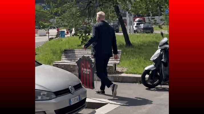 L'addio al Milan di Tare, commosso e fra le lacrime all'uscita da Casa Milan (Credits foto PianetaMilan.it) L'addio al Milan di Tare, commosso e fra le lacrime all'uscita da Casa Milan