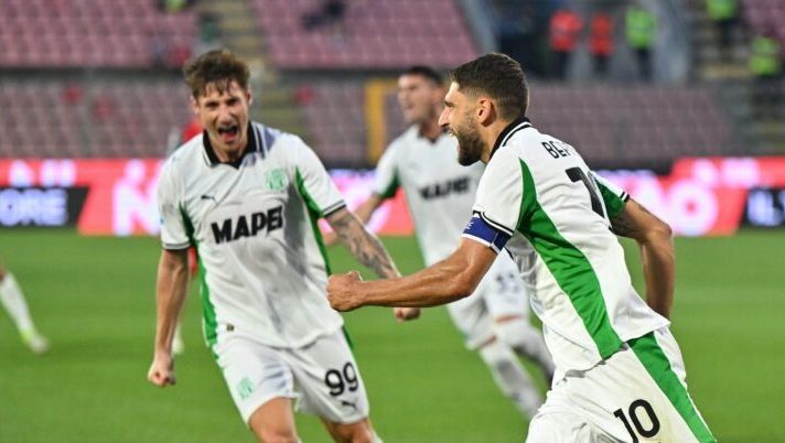 CREMONA, ITALY - AUGUST 29: Domenico Berardi of US Sassuolo celebrates after scoring the 2-2 goal during the Serie A match between US Cremonese and US Sassuolo Calcio at Stadio Giovanni Zini on August 29, 2025 in Cremona, Italy. (Photo by Marco M. Mantovani/Getty Images) I voti di Cremonese-Sassuolo al fanta: Berardi e Pinamonti come Vazquez e Vandeputte! Matic flop - immagine 1