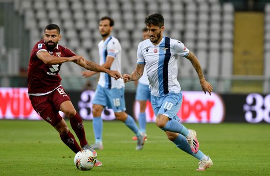 TURIN, ITALY - JUNE 30: Luis Alberto of SS Lazio compete for the ball with Simone Verdi of Torino FC during the Serie A match between Torino FC and SS Lazio at Stadio Olimpico di Torino on June 30, 2020 in Turin, Italy. (Photo by Marco Rosi - SS Lazio/Getty Images)