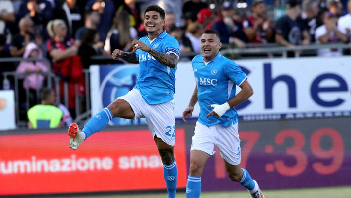 CAGLIARI, ITALY - SEPTEMBER 15: Giovanni di Lorenzo of Napoli celebrates his goal 0-1 during the Serie A match between Cagliari and Napoli at Sardegna Arena on September 15, 2024 in Cagliari, Italy. (Photo by Enrico Locci/Getty Images) Di Lorenzo, lo spirito dei giorni migliori: lotta, segna e si diverte. Le pagelle - immagine 1