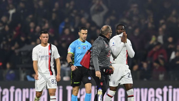 SALERNO, ITALY - DECEMBER 22: Fikayo Tomori of AC Milan reacts during the Serie A TIM match between US Salernitana and AC Milan at Stadio Arechi on December 22, 2023 in Salerno, Italy. (Photo by Claudio Villa/AC Milan via Getty Images) Milan, guaio Tomori: rischia oltre un mese di stop per infortunio. Out per la Roma - immagine 1