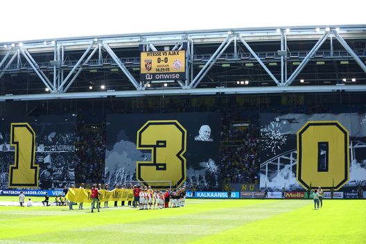 Arnhem, Olanda - 15 maggio 2022: La coreografia dei tifosi del Vitesse per i 130 anni del club. (Foto di Dean Mouhtaropoulos/Getty Images) Vitesse, parla il sindaco di Arnhem: “Spero che il club continui ad esistere”- immagine 3
