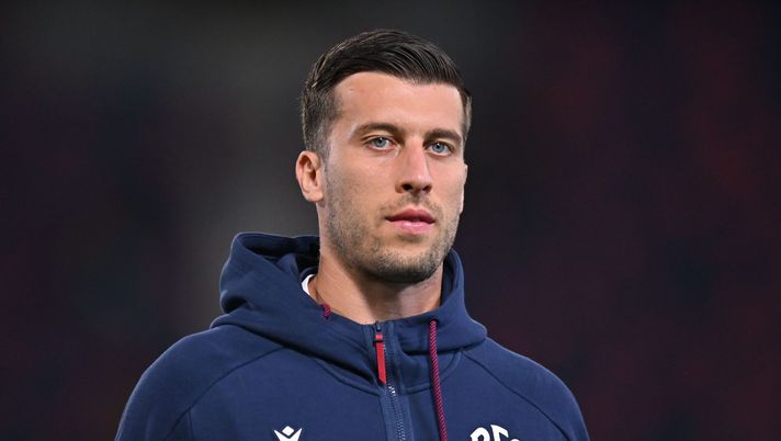 BOLOGNA, ITALY - SEPTEMBER 28: Nicolo Casale of Bologna FC looks on during the Serie A match between Bologna and Atalanta at Stadio Renato Dall'Ara on September 28, 2024 in Bologna, Italy. (Photo by Alessandro Sabattini/Getty Images) Supercoppa Italiana, Casale verso il forfait: ecco i tempi di recupero - immagine 1