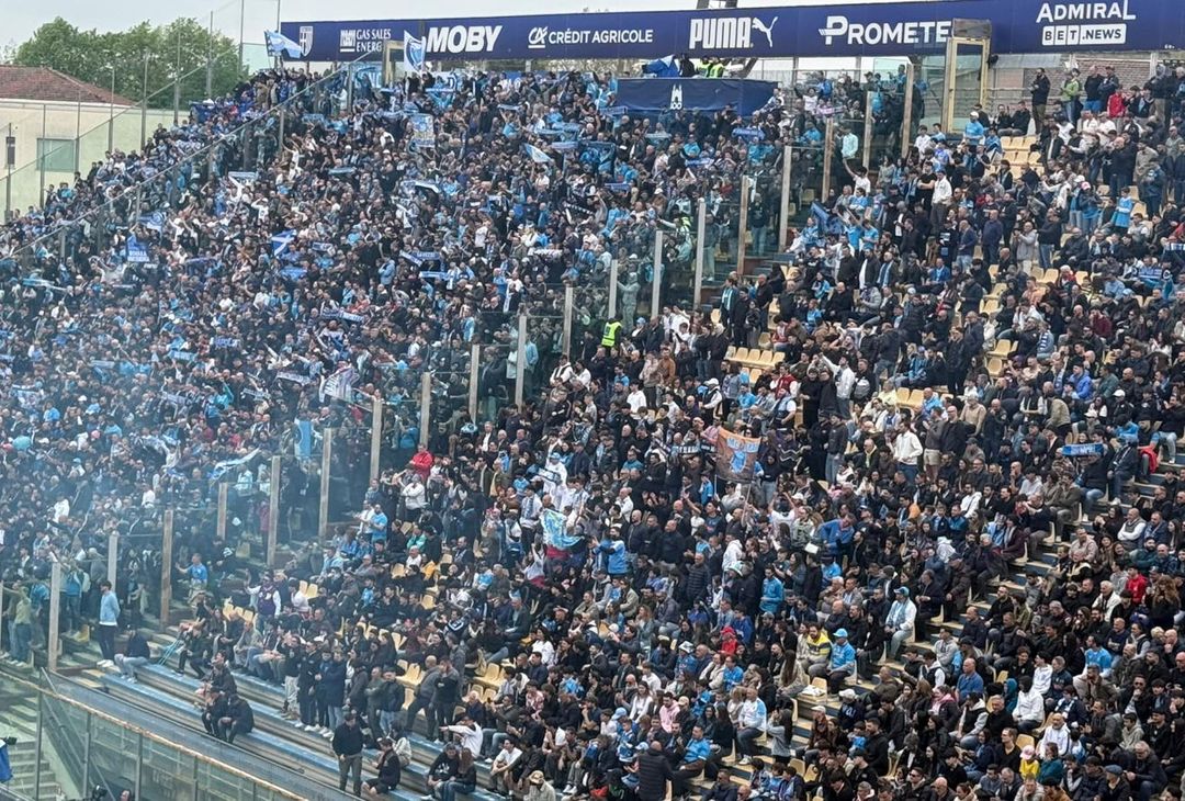 Che colpo d'occhio al Tardini: l'ondata azzurra di tifosi del Napoli riempie l'intero settore ospiti e conquista Parma!