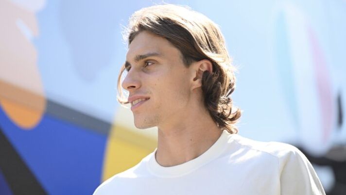 ISERLOHN, GERMANY - JUNE 26: Riccardo Calafiori of Italy arrives at Hemberg-Stadion prior to the Italy training session on June 26, 2024 in Iserlohn, Germany. (Photo by Claudio Villa/Getty Images for FIGC) Romano: “Calafiori, tutto è pronto per l’Arsenal: si aspetta l’ok dal Bologna” - immagine 1
