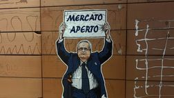 A Ponte Milvio c’è Lotito con la sciarpa della Roma: il murale fa il giro del web